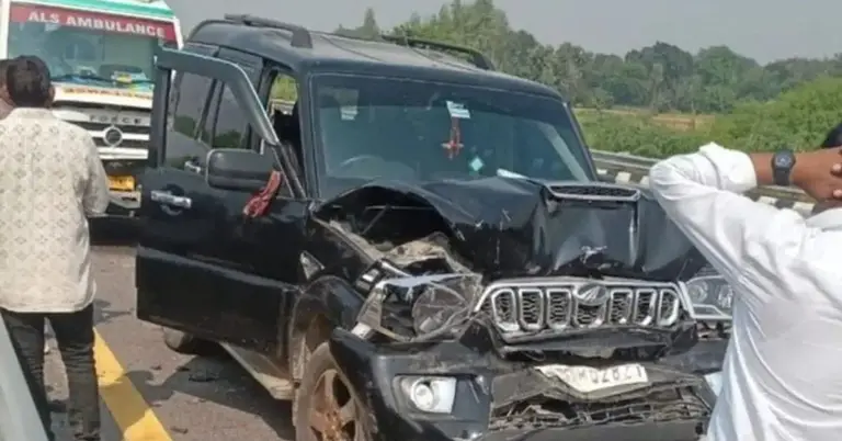 সড়ক দুর্ঘটনায় ক্ষতিগ্রস্ত একটি গাড়ি